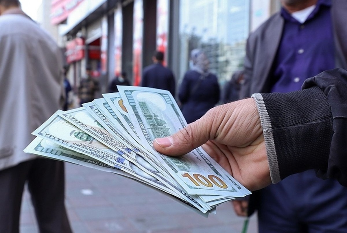 شکاف قیمت ارز آزاد و بازار رسمی عمیق تر شد شکاف قیمت ارز آزاد و بازار رسمی عمیق تر شد