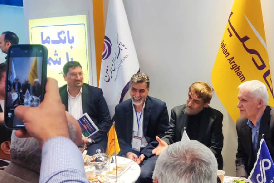 بازدید عضو مجمع تشخیص مصلحت نظام از غرفه بانک ایران زمین