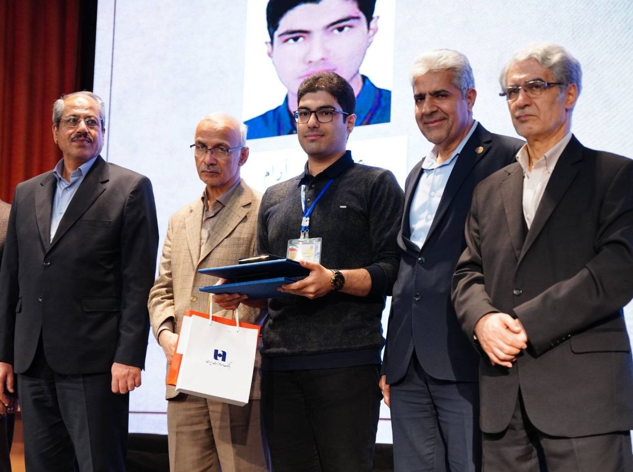 تجلیل بانک صادرات ایران از ۶۷دانشجوی نخبه المپیادی کشور