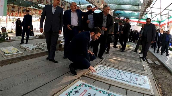 ادای احترام مدیرعامل و کارکنان بانک کشاورزی به شهدای جنگ