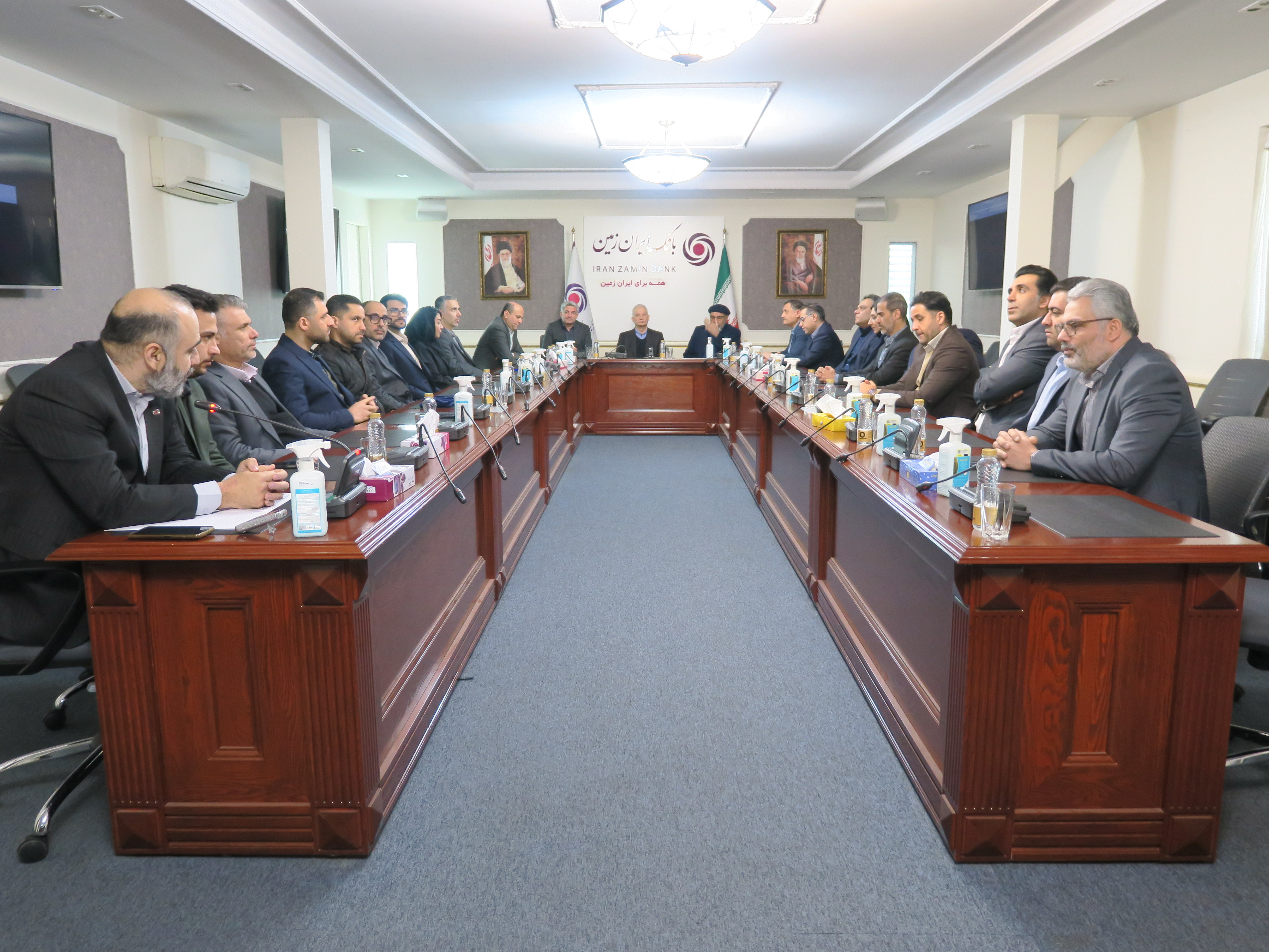 نشست‌ هیأت سرپرستی بانک ایران زمین با کارکنان واحدهای ستادی